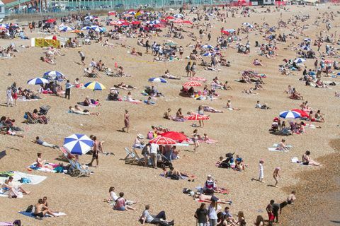 Bagnanti sulla spiaggia di Brighton