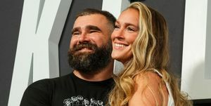 philadelphia, pa settembre 08 l r jason kelce posa per una foto con kylie kelce durante il documentario kelce premiere al suzanne roberts theater l'8 settembre 2023 a Philadelphia, Pennsylvania, foto di cooper neillgetty immagini