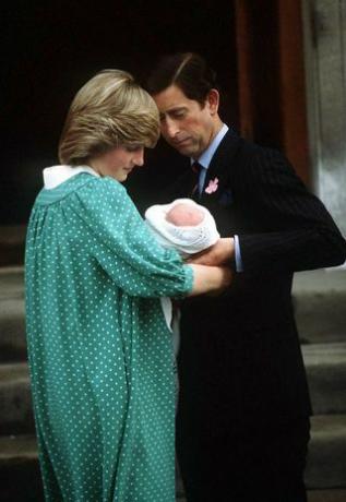 La principessa Diana e il principe Carlo con il loro figlio neonato sui gradini dell'ospedale di St Mary, 1982