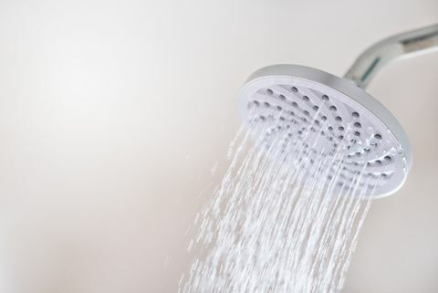 soffione doccia con acqua corrente