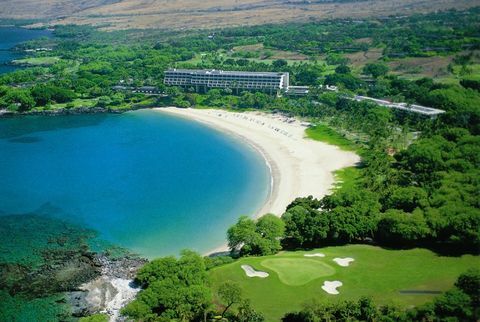 Vista aerea del Mauna Kea Beach Hotel sulla costa Kohala della Big Island 