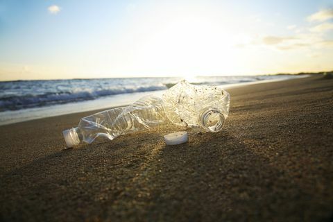 Hawaii, Oahu, bottiglia d'acqua sulla spiaggia