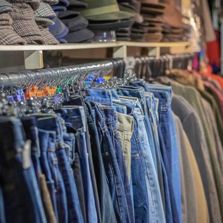 selezione di jeans denim vintage in mostra al mercato di Camden a Londra
