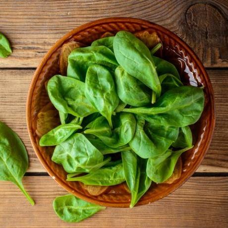 i migliori alimenti per la crescita dei capelli - spinaci