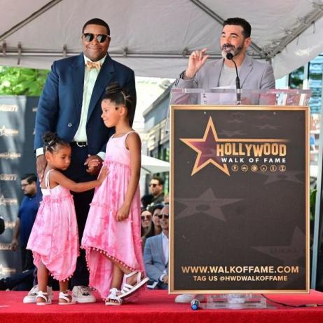 il comico e attore kenan thompson ascolta mentre josh server si rivolge al pubblico alla sua cerimonia della stella della Walk of fame di hollywood l'11 agosto 2022 a hollywood, california La distinzione di thompson lo renderà la 2.728a stella nella categoria televisiva della Walk of fames di Hollywood foto di frederic j brown afp foto di frederic j brownafp via getty immagini