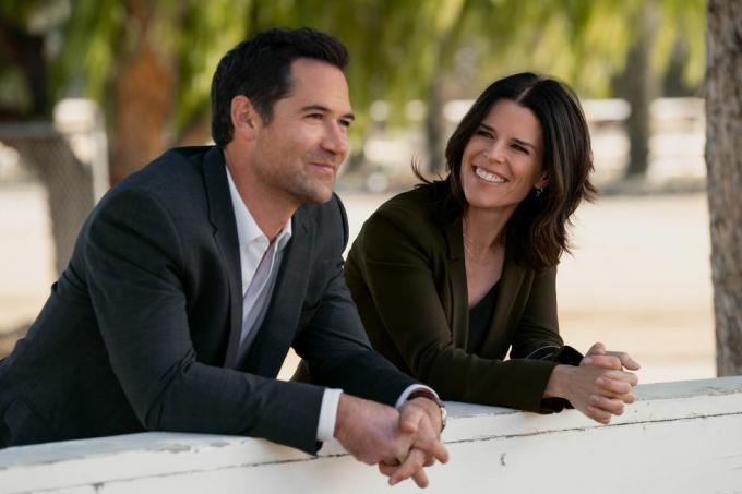 i due personaggi, ex marito e moglie della serie, si affacciano su un muro all'aperto, sorridono, parlano