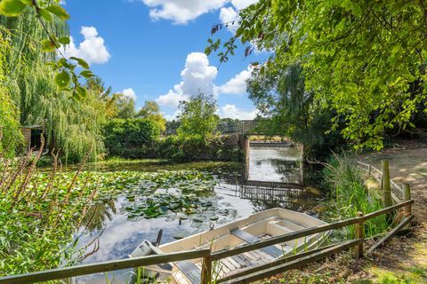 incantevole cottage dal tetto di paglia in vendita nel bedfordshire