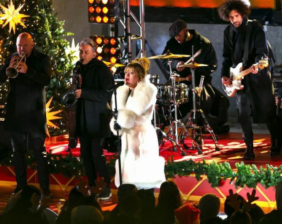 Kelly Clarkson si esibisce al Rockefeller Center