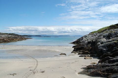 Tutta la spiaggia e l'incantevole casetta sull'isola più soleggiata della Gran Bretagna sono in vendita