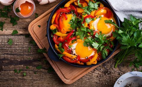 Shakshouka, uova fritte cotte in salsa di peperoni