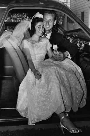 una coppia di sposini arriva a casa in macchina, per iniziare la loro nuova vita, intorno al 1960, foto di georgemarksretrofilegetty images