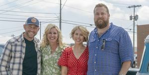 come visto durante l'acquisizione della città natale, ben ed erin napier posano per una foto con i partner dave e jenny mars nel centro di fort morgan, colorado