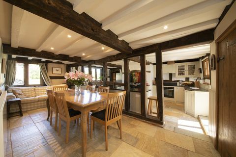 storico cottage con tetto di paglia in vendita nel Wiltshire