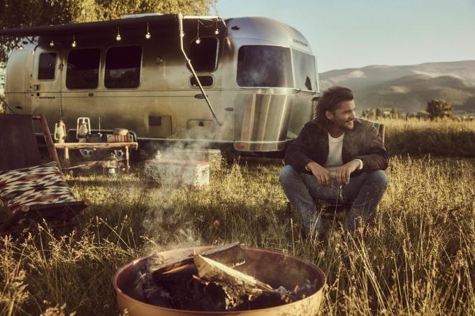 Luke Grimes davanti al camper airstream