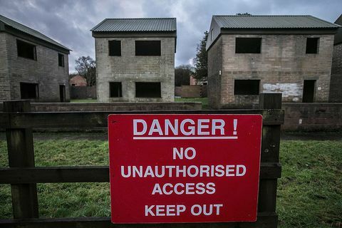 Villaggio fantasma abbandonato - Imber - segnali di pericolo