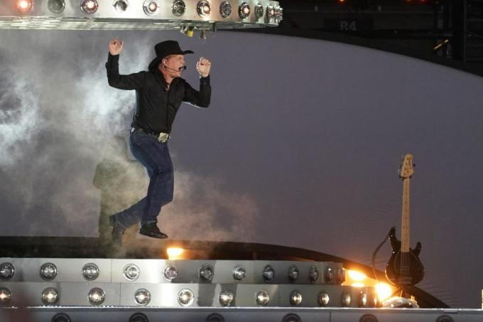 La star della musica country Garth Brooks durante la sua prima notte di una serie di concerti al Croke Park, data della foto di Dublino venerdì 9 settembre 2022 foto di brian lawlesspa immagini tramite immagini getty